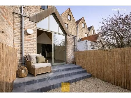 instapklare trapgevelwoning met zonnig terrastuintje en grote berging  centrum  rustige st