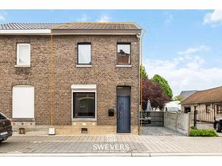 instapklare halfopen woning met ruime leefruimte en zonnige tuin in lanaken