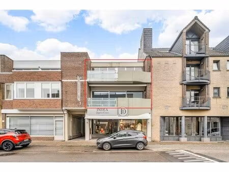 comfortabel  zee ruim appartement met 4 slaapkamers  terras en garage in het centrum van n