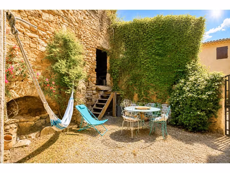 maison de caractère avec jardin  garage et dépendances - centre de rousset - 135m²