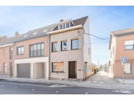 halfopen gezinswoning met 5 slaapkamers en diepe tuin met uitweg