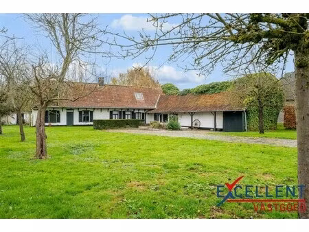 authentieke landelijke hoeve met groot groendomein