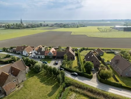 zeer ruime woning op een perceel van 1000m² met dubbele garage in het landelijke houtave.