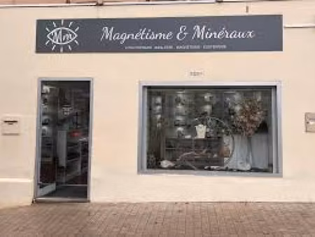 superbe local plein centre devant une place historique avec surface de vente plus bureau  