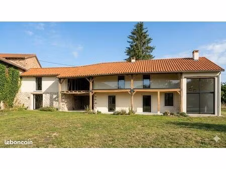 maison  dépendance  terrain et rivière