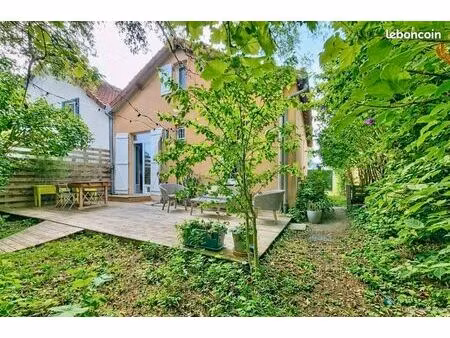 maison familiale avec jardin arboré et atelier
