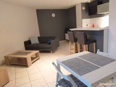 apparemment t2 (42 7 m2) dans résidence avec piscine