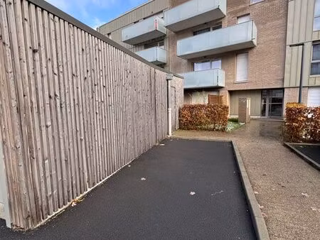 rare : place de parking sans voisins