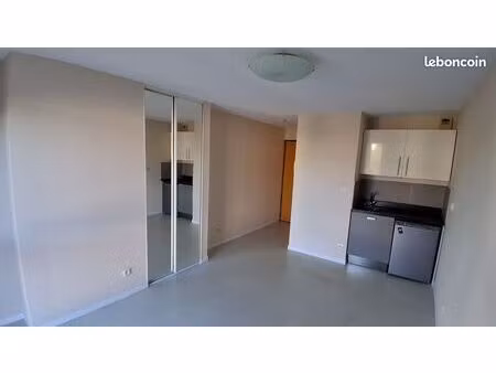 studio 21m2 proche memorial en parfait état