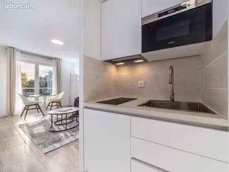 studio meublé – balcon & parking privatifs – rer d à 8 min