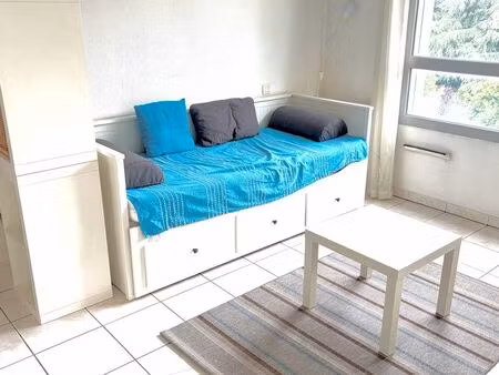 joli studio lumineux avec piscine  parking et à proximité du métro