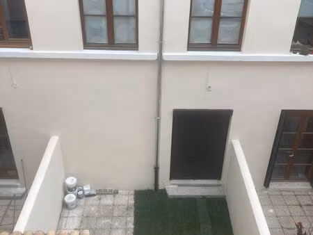 studio charpennes 27m2 + cour privative 15m2 à 30m des métros