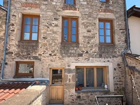 maison de ville rénovée avec terrasse  cour et cheminée 90m2