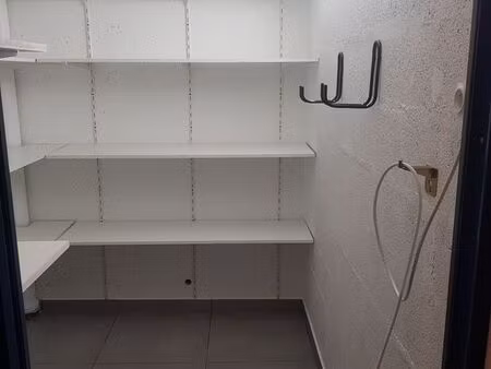 belle cave pour stockage 5 m² - saine  facile d'accès  équipée et sécurisée - cannes grand