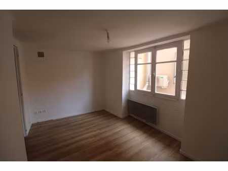 location appartement 1 pièce 29m² hyeres 83400