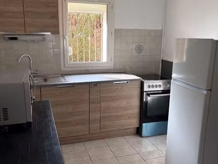 loue maison 60m2■- 1 accès au jardin qui comprend un cabanon avec tondeuse et outils de ja