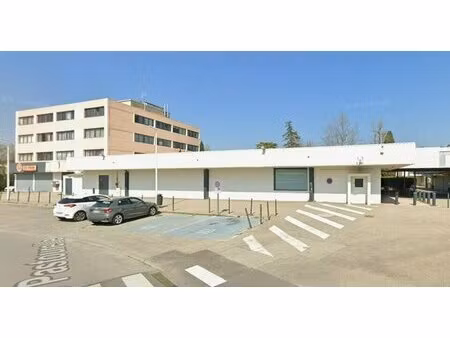 location local commercial 687m² st martin de crau 13310