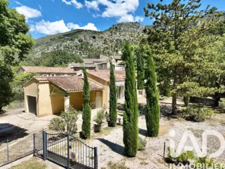 maison à fontaine-de-vaucluse (84800)