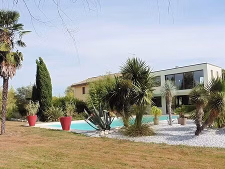 montpon-ménestérol  maison contemporaine de 390m2 dont 160m2 à finir d’agencer sur terrain