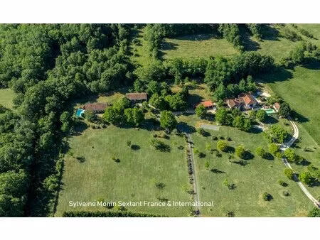 calme absolu et vue dégagée pour cet ensemble immobilier de 3 maisons avec 3 piscines sur.