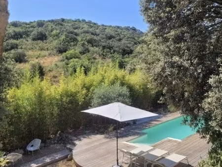 villa de plain pied dans un cadre exceptionnel au calme avec piscine.