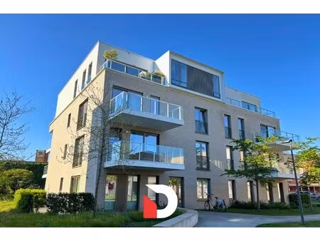 lichtrijk gelijkvloers appartement met twee slaapkamers en 55 m² terras.