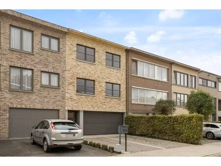 gunstig gelegen duplex-appartement met inpandige garage en tuin
