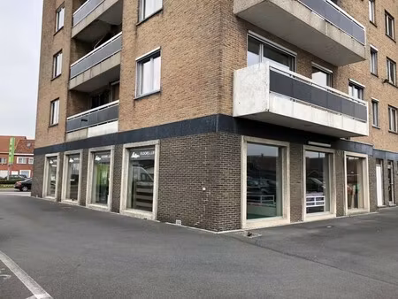commercieel gelegen handelsruimte + parking