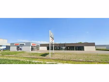 commerciële gebouwen met sterke visibiliteit en 37 parkeerplaatsen
