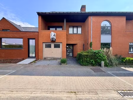 ruime gezinswoning met 3 slaapkamers  zolder en garage in meulebeke!