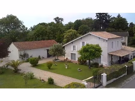 maison en pierre avec 4 chambres et grand garage
