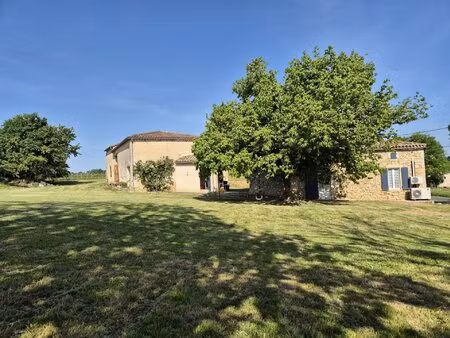 maison en pierre de 100 m2  3 chambres et grande dépendance ! environnement paisible !