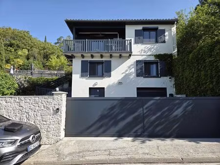 très belle villa entièrement rénovée sur les hauteurs de penne d'agenais avec vue...