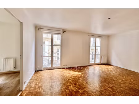 bordeaux hyper centre - rare appartement t3 avec place de st