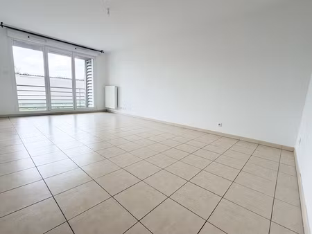 f2 de 50m2 + terrasse + parking