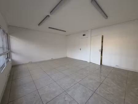 local commercial jarry - 85m2- immeuble pointe jarry