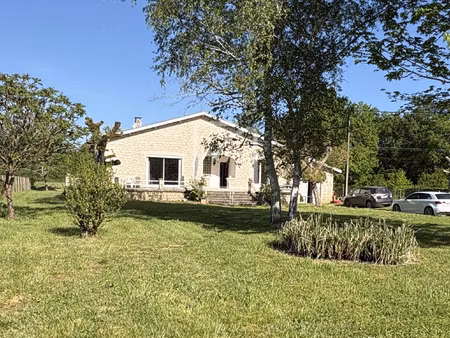 charmante maison en pierre de plain pied  au calme  proche d