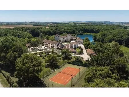 château historique avec piscine sculptée  lacs  installations équestres  158 hectares et..