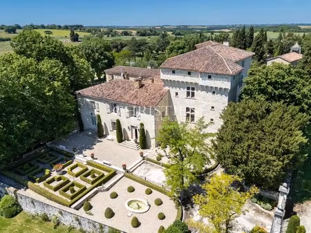 château historique entièrement restauré datant de la fin du xiiie siècle / début du xive..