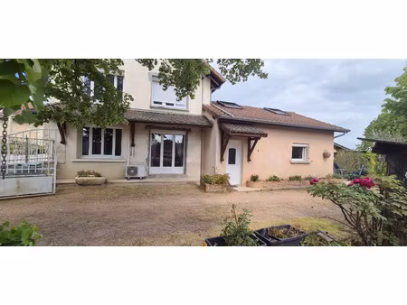 maison de 99 m2 habitables  plus ses annexes  implantées sur