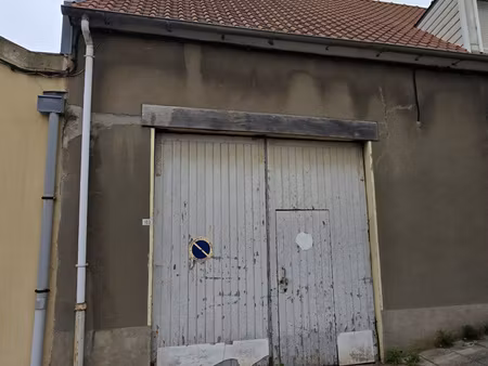 réf 3989 - garage de 100 m2 avec terrain engazonné clos en h