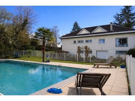 belle demeure de plus de 300 m² avec piscine dans un cadre idyllique sur environ 2...