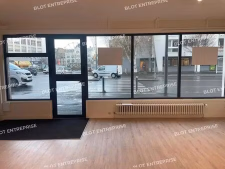location commerce 154 m²