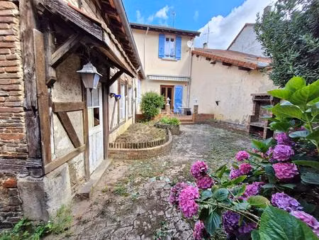 maison de ville au coeur d'un charmant village  proche de toutes commodités  offrant 4...