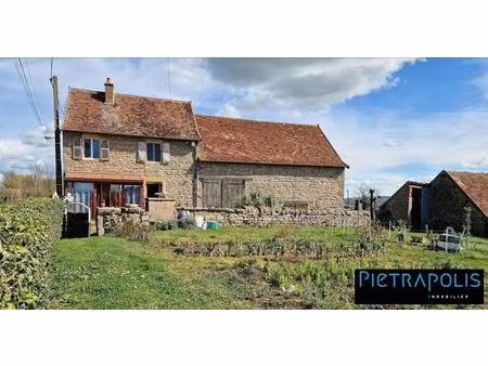 ancienne ferme en pierres en plein coeur de la campagne du brion