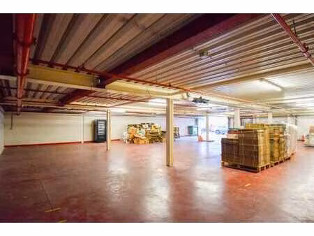 à louer : entrepôt de 279 m² avec portail extérieur