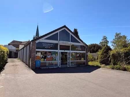 bâtiment commercial multifonctionnel idéalement situé au ce