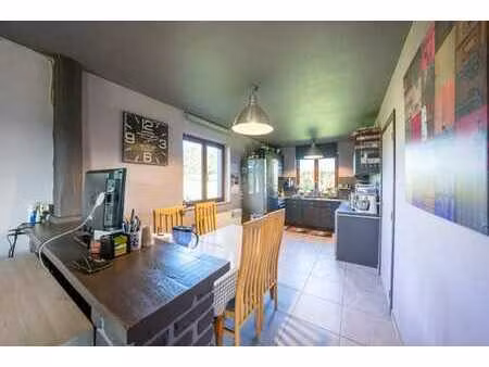 maison familiale moderne avec grand terrain et vue dégagée