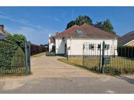villa de luxe 325 m² 5 ch 3 sdb rénovée merchtem