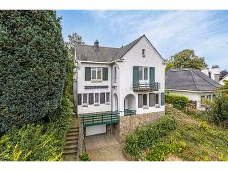 villa spacieuse et bien située à sint-pieters-leeuw